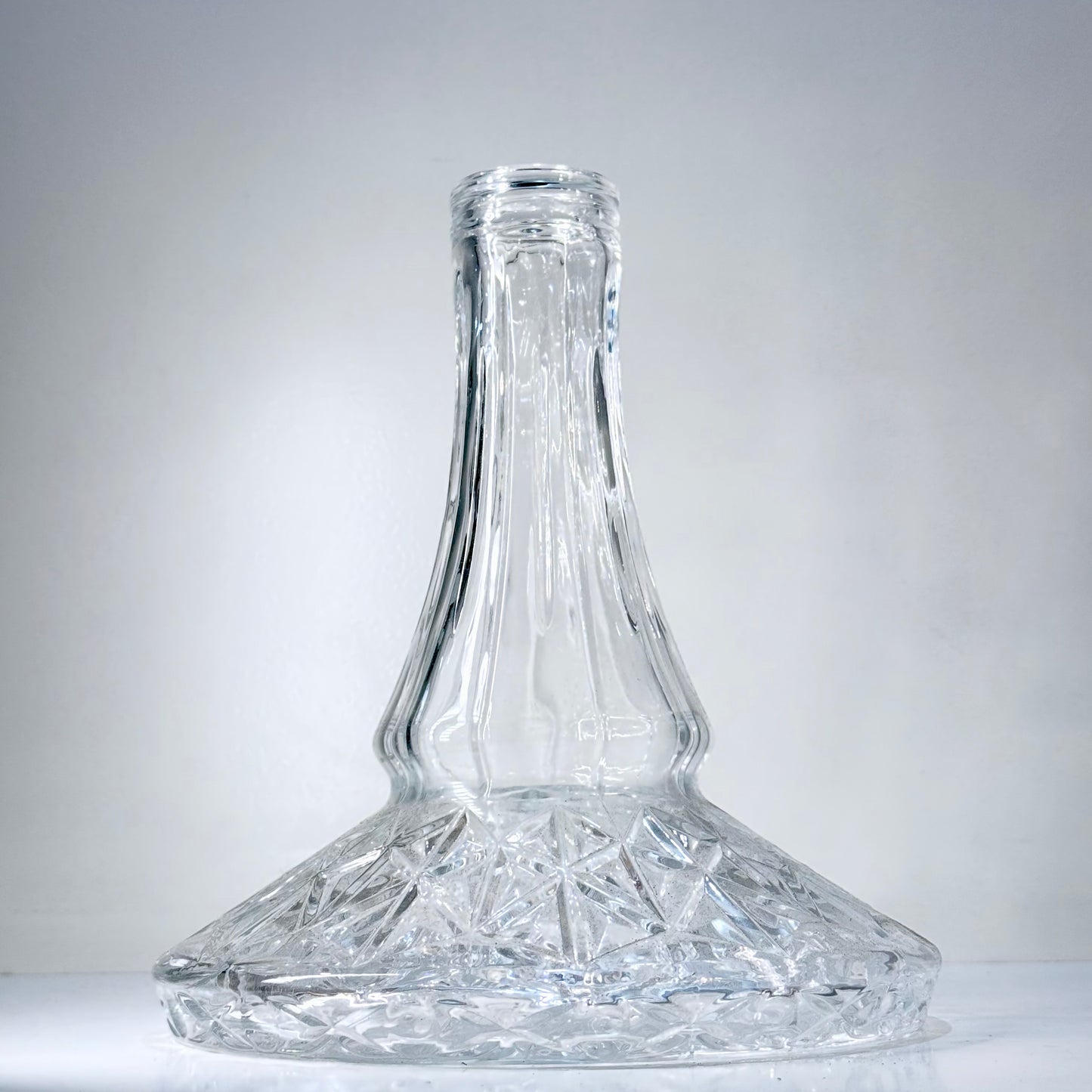 Glasbowl mit Verzierungen