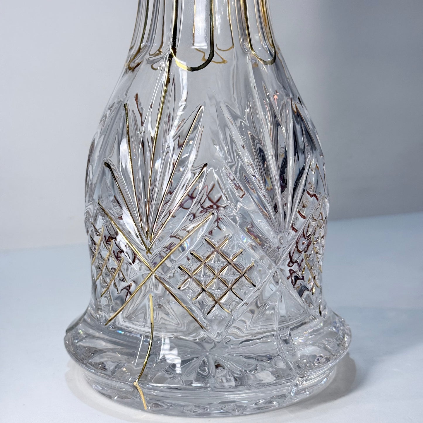 Glasbowl mit Verzierungen