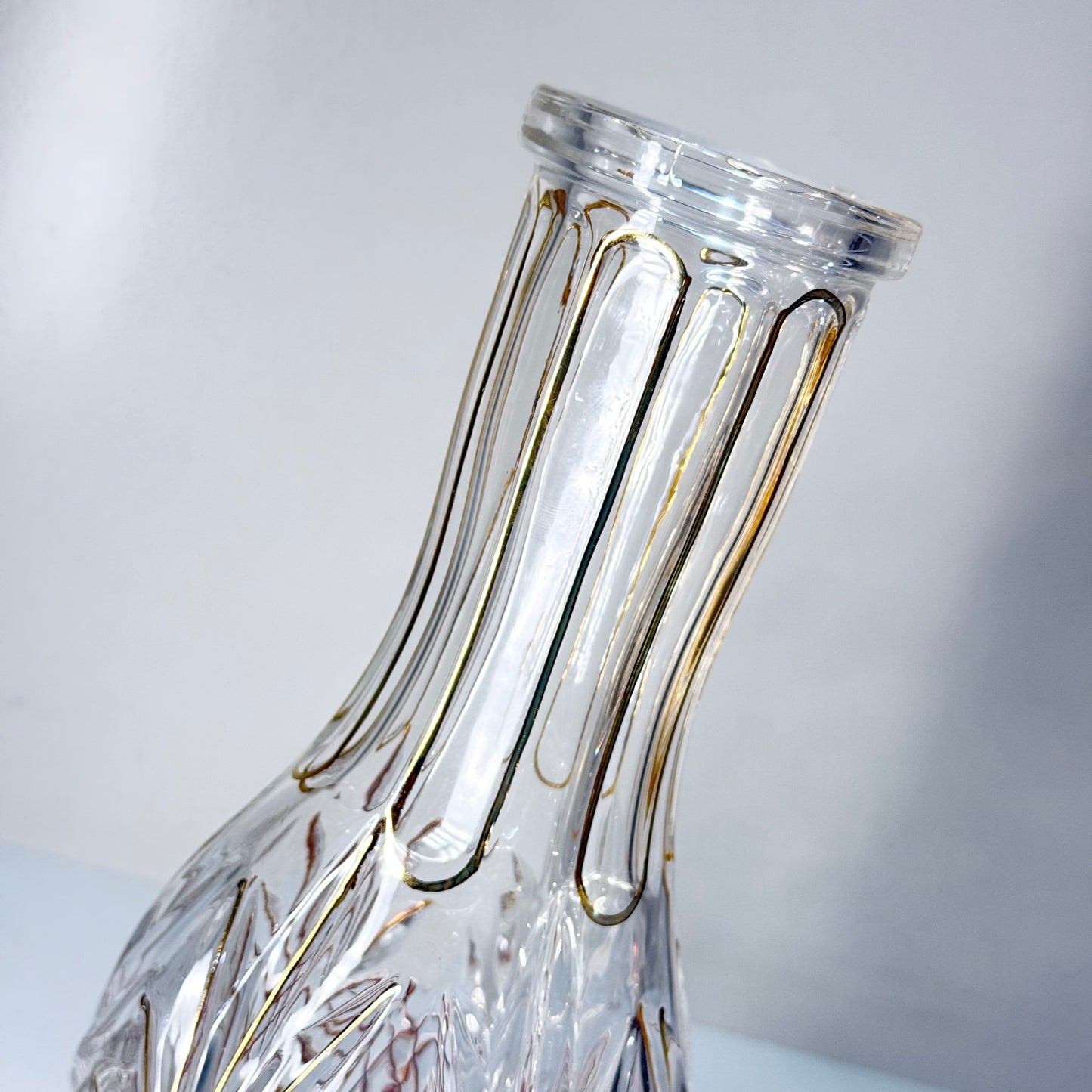 Glasbowl mit Verzierungen